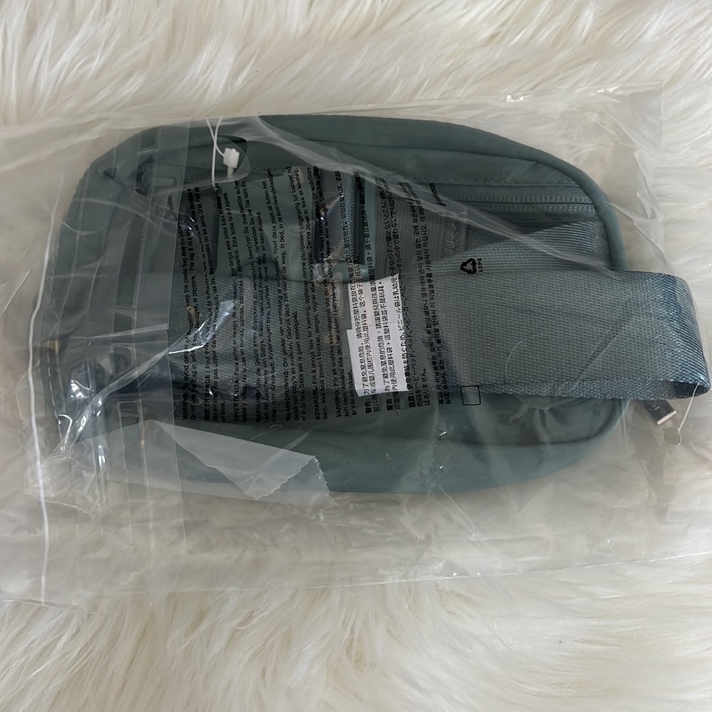 NWT Lululemon Everywhere Belt Bag Tidewater Teal - Picture 6 of 9